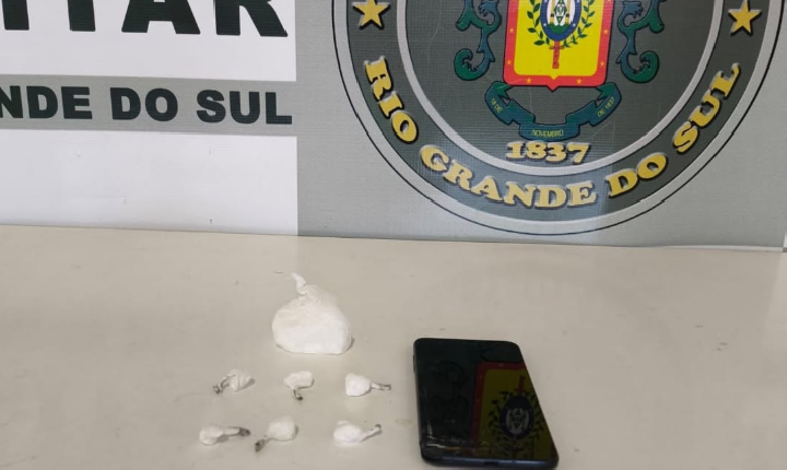 BRIGADA MILITAR - 3° RPMON PRENDE MULHER POR TRÁFICO E APREENDE ADOLESCENTE EM GUAPORÉ