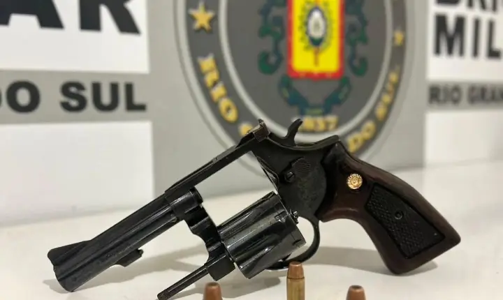 BRIGADA MILITAR DE GUAPORÉ PRENDE HOMEM POR PORTE ILEGAL DE ARMA DE FOGO DE USO RESTRITO
