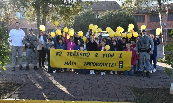 Brigada Militar de Serafina Corrêa Apoia Caminhada do Maio Amarelo com Alunos da Escola João Corso