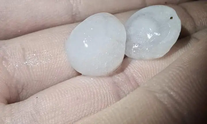 Chuva, vento e granizo destelha residência na Linha Félix da Cunha
