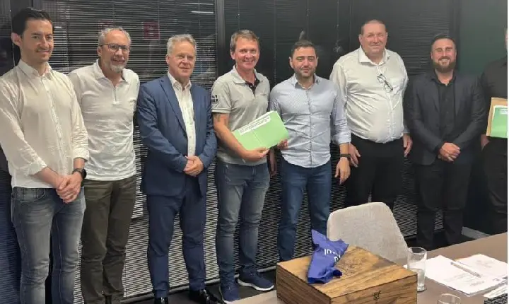 Comitiva entrega projeto para pavimentação da rodovia sentido a cantina Giaretta.