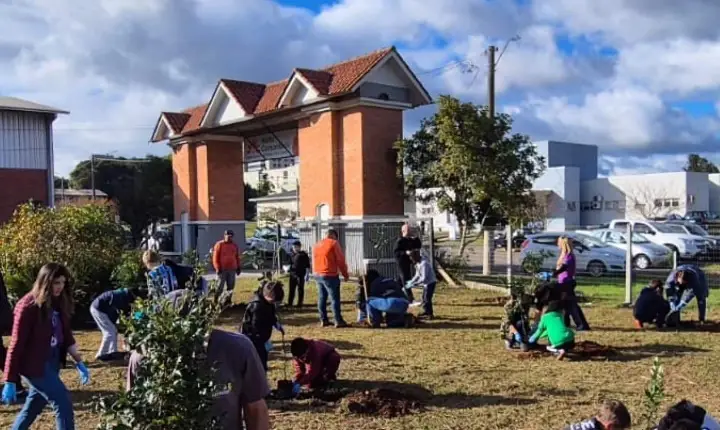 Corsan promove ação ambiental na Horta Comunitária Bruno José Campos, com plantio de árvores e hortaliças