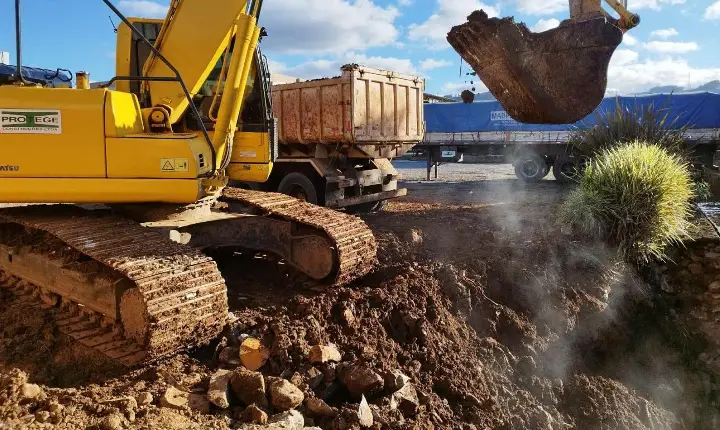 Defesa Civil Municipal e Secretaria de Obras realizam alargamento, aprofundamento e limpeza da calha do Arroio Barracão