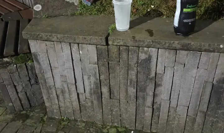Descaso de algumas pessoas com a limpeza da praça