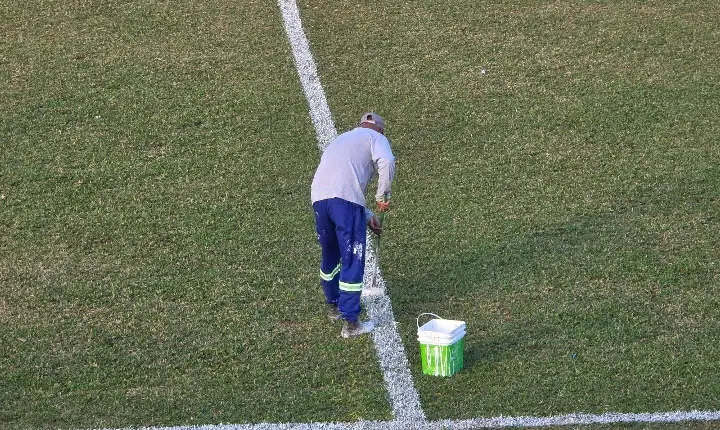 Enquanto os jogadores sonham com o título, alguém trabalha em silêncio para que o espetáculo aconteça