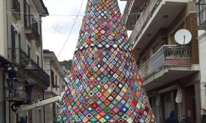 Guaporé terá uma das maiores árvores de Natal de crochê do Brasil
