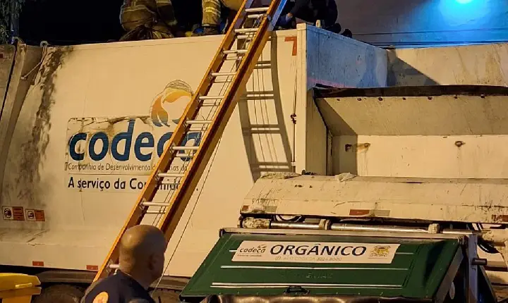 Homem morre prensado dentro de caminhão de coleta mecanizada em Caxias do Sul