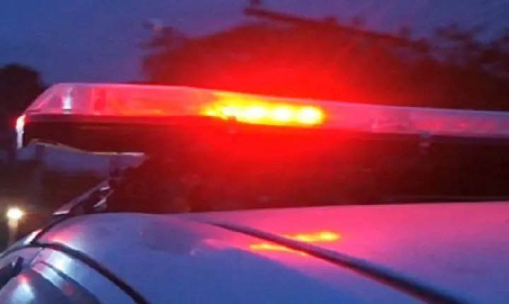 Homem preso por violência doméstica e por ameaça atear fogo