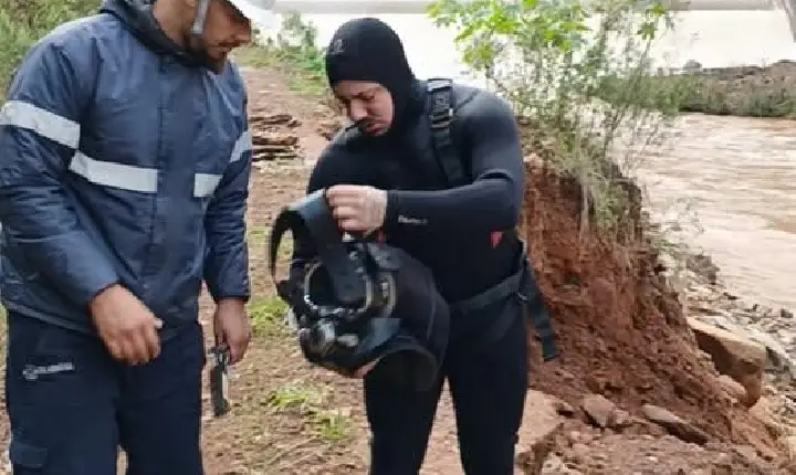 Mergulhadores fazem limpeza na área de captação da Corsan nesta sexta-feira