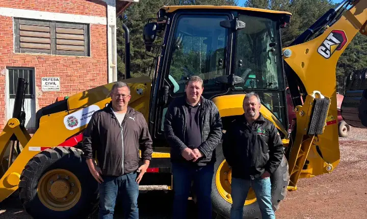 Novo maquinário, da Caterpillar 416, foi adquirido com recursos dos cofres públicos