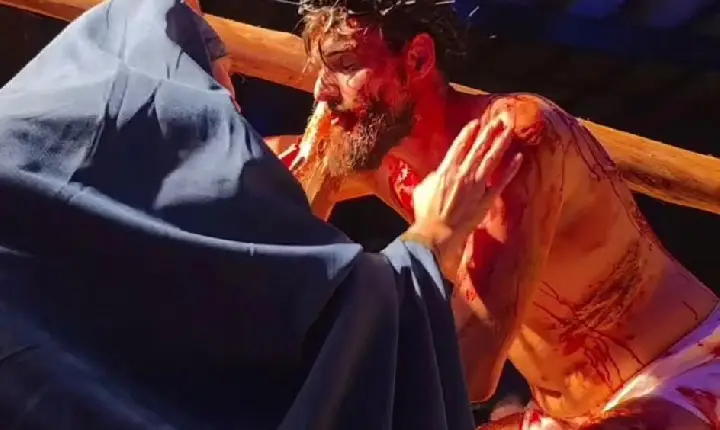 PAIXÃO DE CRISTO EM MUÇUM REÚNE MULTIDÃO E EMOCIONA FIÉIS NA PRAÇA DA MATRIZ