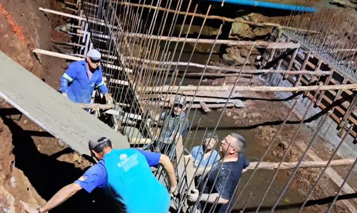Reconstrução da Ponte do Santin avança com trabalho conjunto das equipes municipais