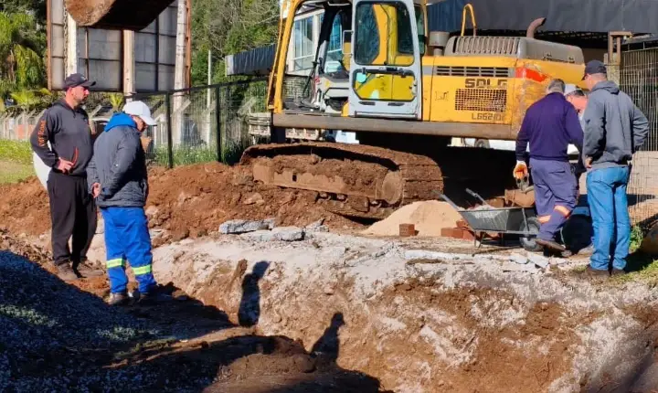 Secretaria de Obras e Viação instala tubulação paralela para drenagem de água pluvial do Morro do Cristo