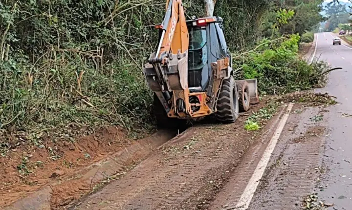 Secretaria de Obras realiza limpeza e poda na ERS-129