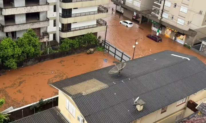 SERAFINA CORRÊA É ATINGIDA POR FORTE TEMPORAL