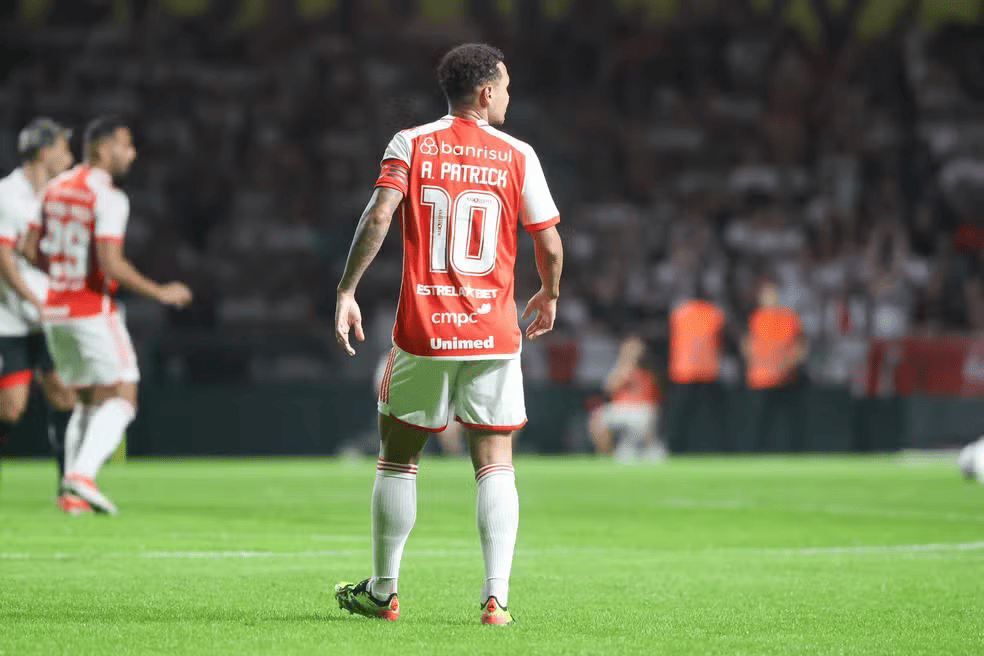 Alan Patrick sofre problema na coxa direita e passará por exames no Inter