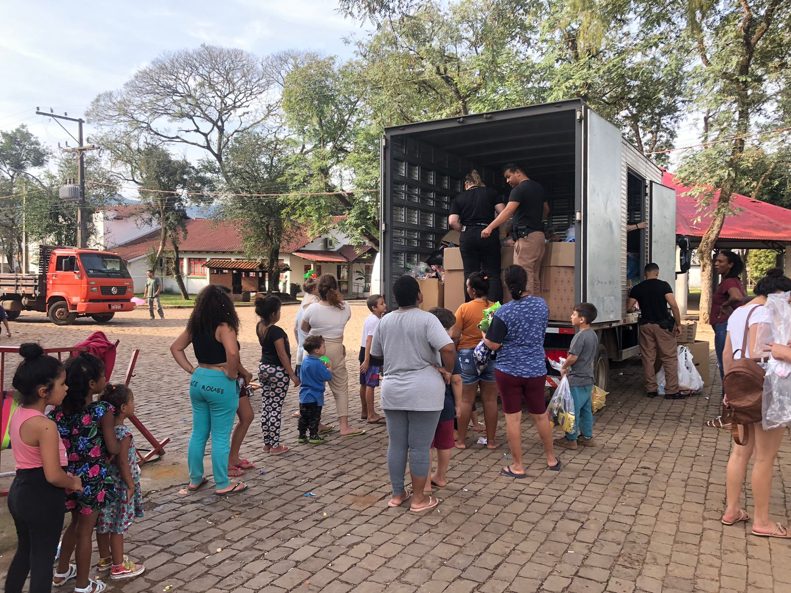 BRIGADA MILITAR e DPCRIM DISTRIBUEM BRINQUEDOS ÀS CRIANÇAS VÍTIMAS DAS ENCHENTES NO VALE DO TAQUARI NESTE SÁBADO, 08 DE JUNHO