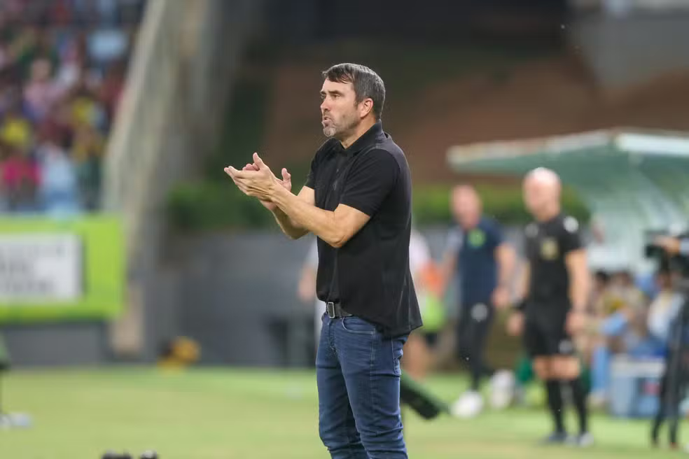 Coudet brinca com desfalques do Inter: “Estou como Leônidas, vou à guerra com os 300”