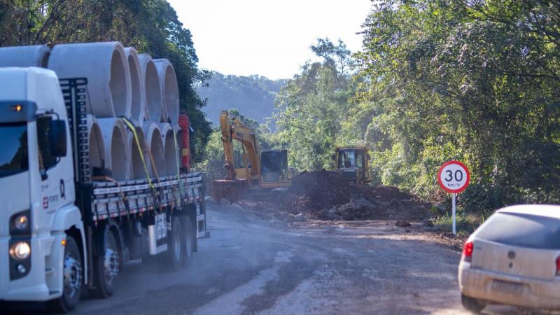 Equipes iniciam trabalho de recuperação na ERS-129, em Muçum
