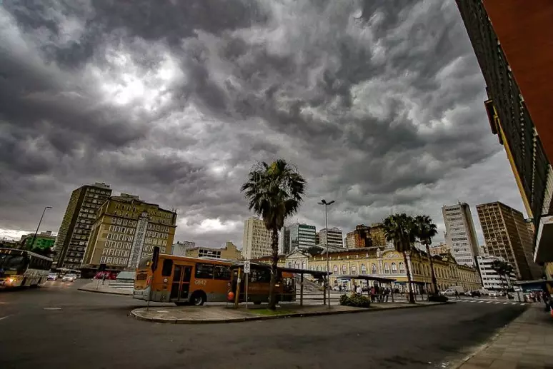INMET emite quatro alertas e coloca RS em alerta máximo  https://www.terra.com.br/noticias/previsao-do-tempo/inmet-emite-quatro-alertas-e-colocam-rs-e