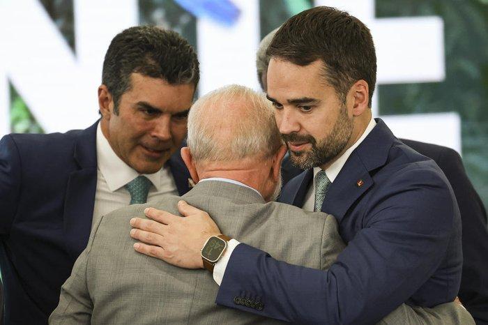 Leite pede ao presidente Lula programa para manutenção de empregos e apoio a empresas no RS