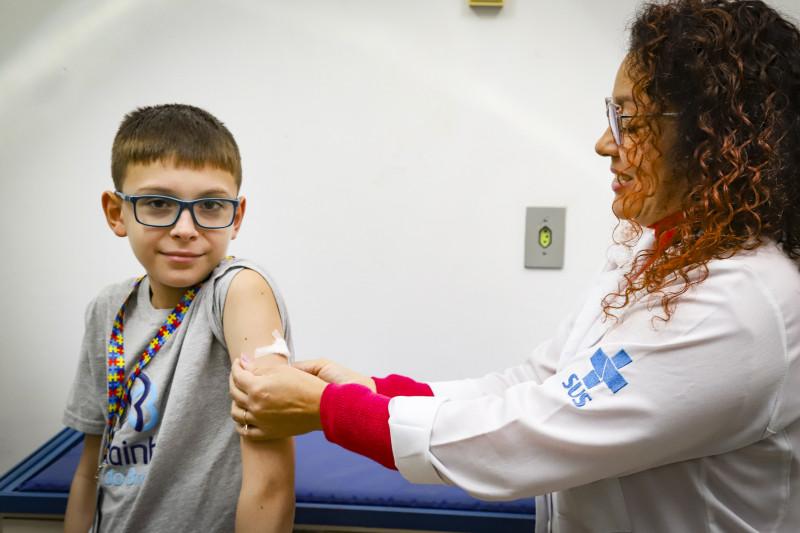 Vacina da dengue começa a chegar a mais 61 municípios gaúchos