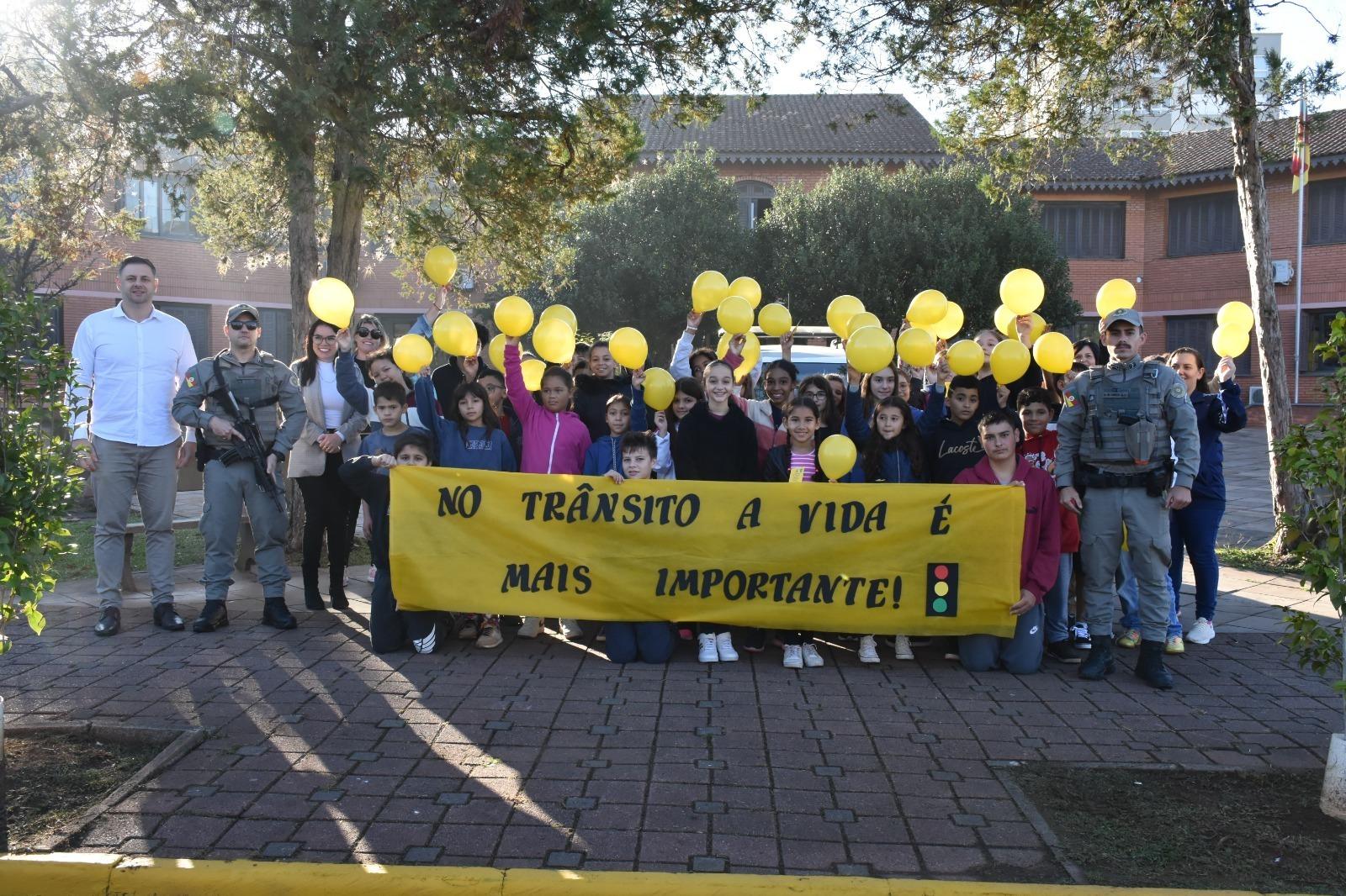 Brigada Militar de Serafina Corrêa Apoia Caminhada do Maio Amarelo com Alunos da Escola João Corso