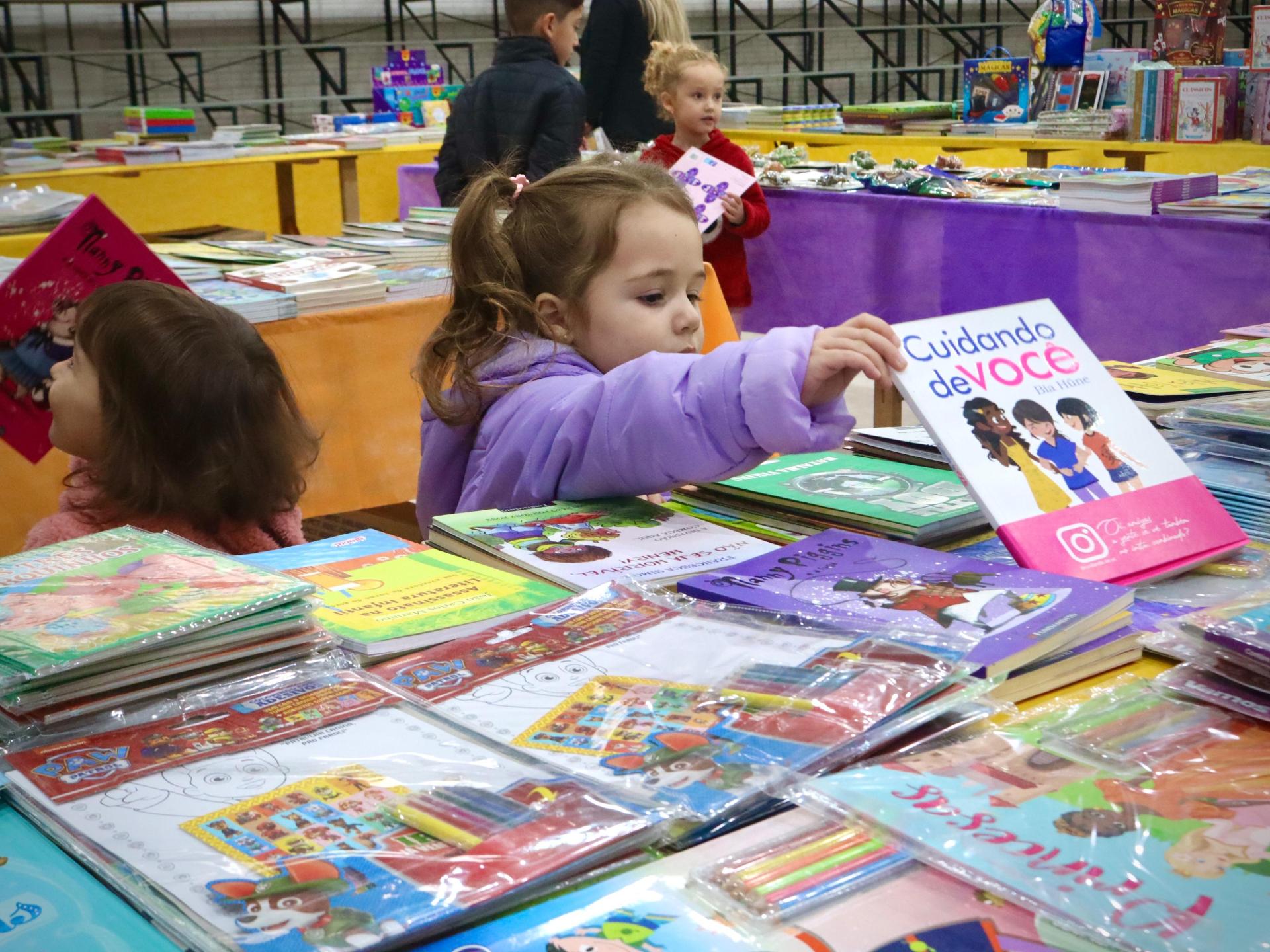 Feira do Livro atrai mais de 1.300 visitantes e impulsiona a cultura em Muçum com 1.200 exemplares vendidos