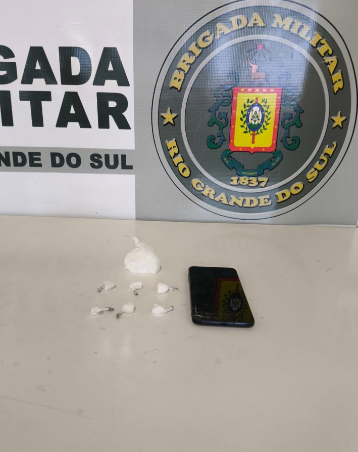 BRIGADA MILITAR - 3° RPMON PRENDE MULHER POR TRÁFICO E APREENDE ADOLESCENTE EM GUAPORÉ