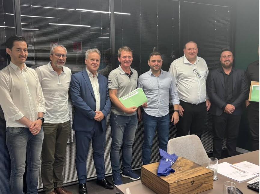 Comitiva entrega projeto para pavimentação da rodovia sentido a cantina Giaretta.