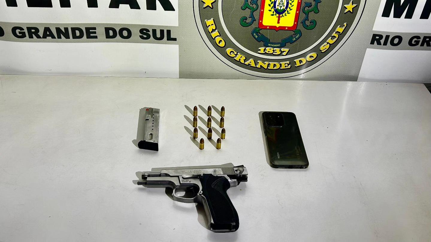 Brigada Militar prende homem por porte ilegal de arma de fogo de uso restrito em Guaporé