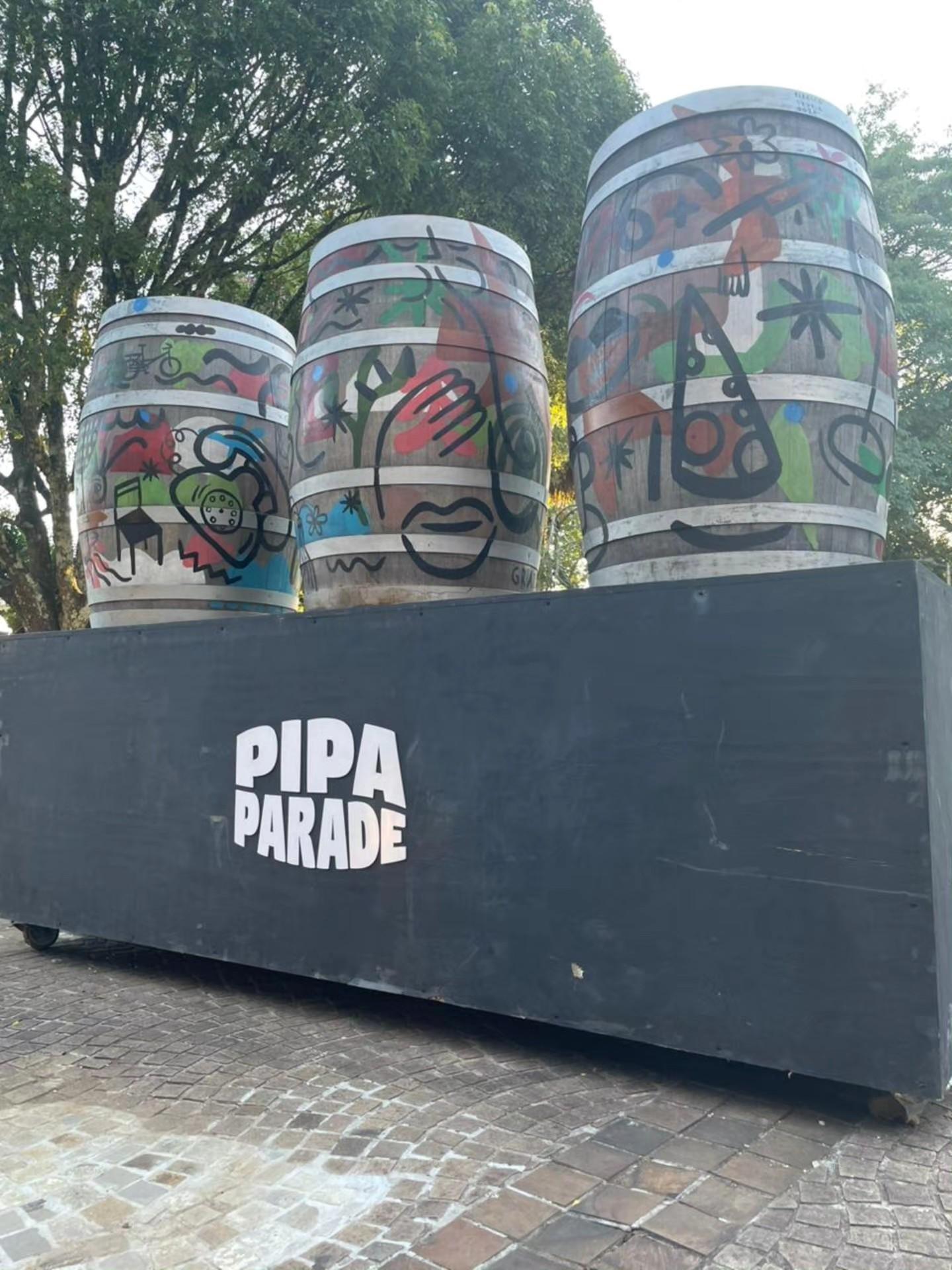 Guaporé recebe a exposição Pipa Parade na praça central