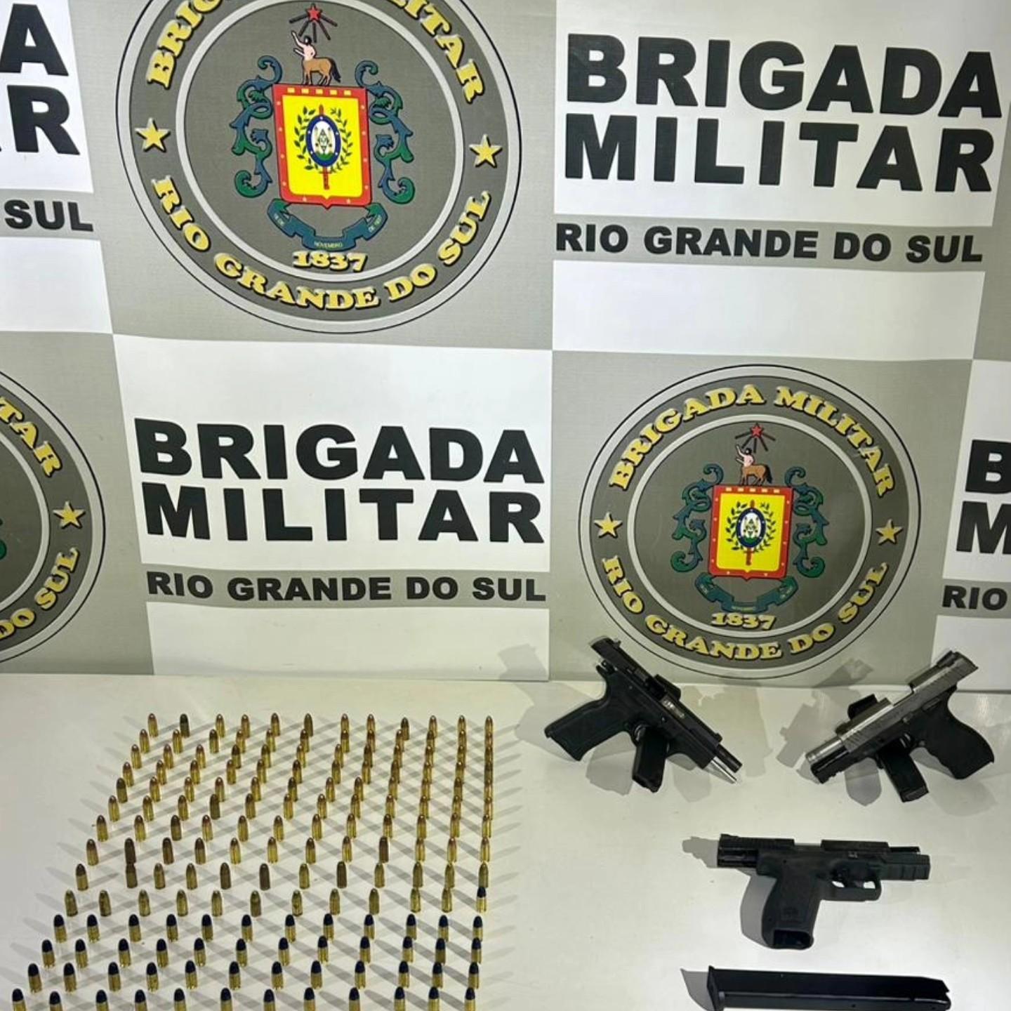 BRIGADA MILITAR PRENDE HOMEM E APREENDE ADOLESCENTE COM ARMAS DE USO RESTRITO EM GUAPORÉ