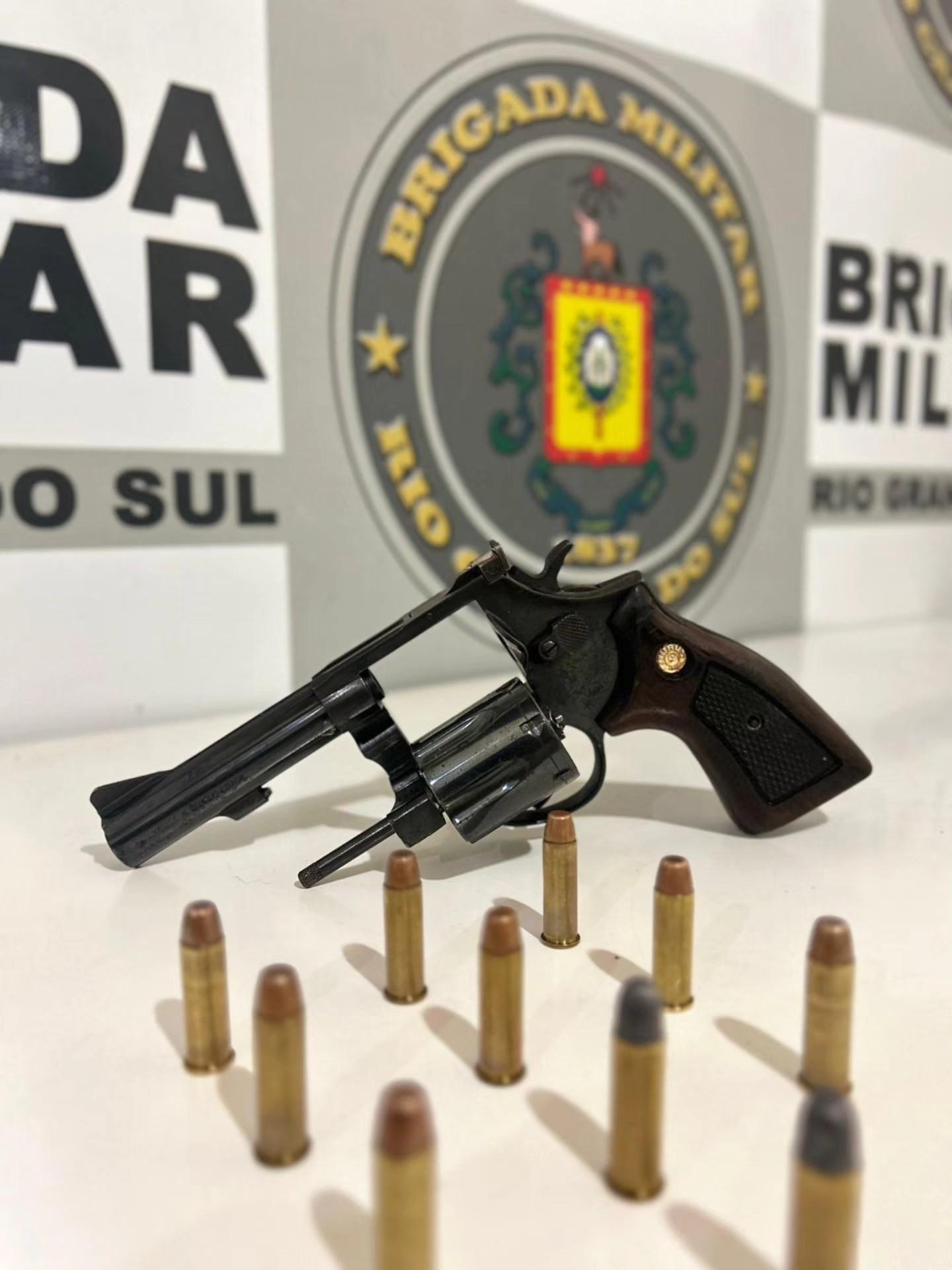 BRIGADA MILITAR DE GUAPORÉ PRENDE HOMEM POR PORTE ILEGAL DE ARMA DE FOGO DE USO RESTRITO