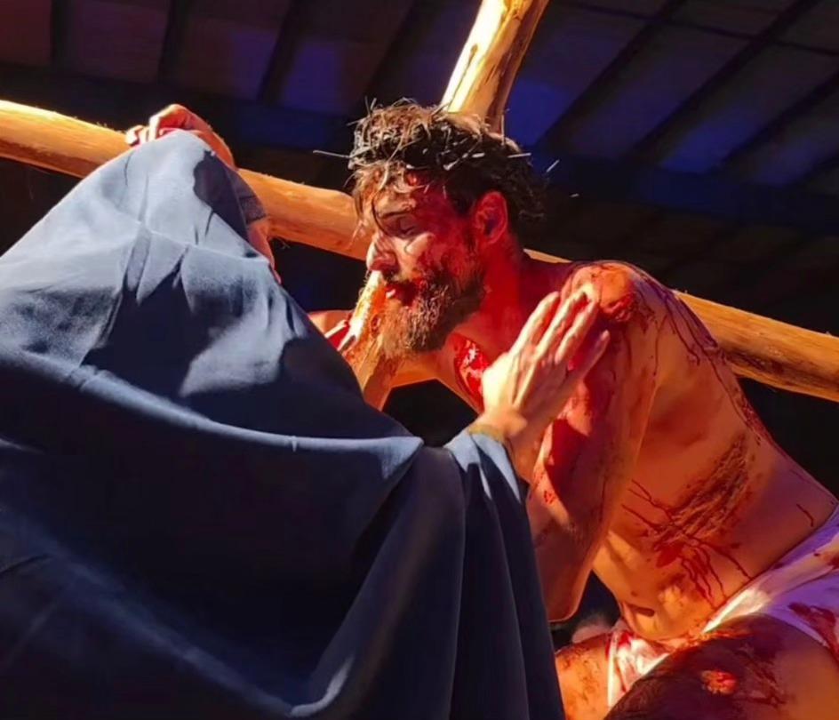 PAIXÃO DE CRISTO EM MUÇUM REÚNE MULTIDÃO E EMOCIONA FIÉIS NA PRAÇA DA MATRIZ