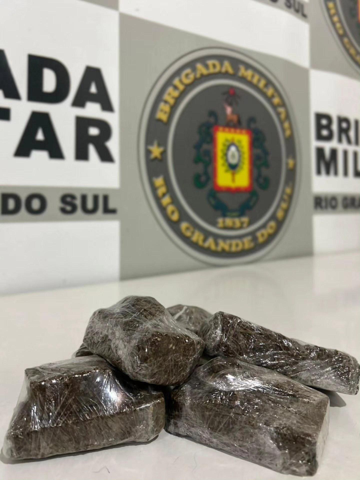 TRÁFICO EM HOTEL TERMINA COM PRISÃO DE JOVEM E APREENSÃO DE ADOLESCENTE EM GUAPORÉ