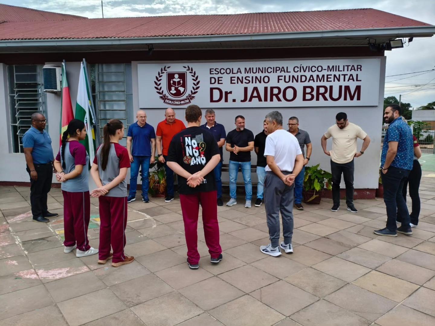Escola Cívico-Militar Dr. Jairo Brum recebe doação de equipamentos do ​​​​​​​Consepro, Metal Marc e Mastertek