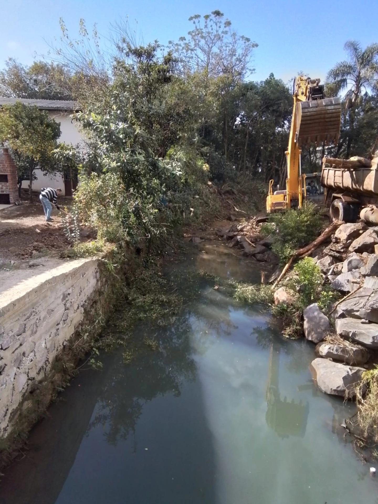 Secretarias de Agricultura e Obras iniciam alargamento do Arroio Barracão na altura da “Ponte do Santin”