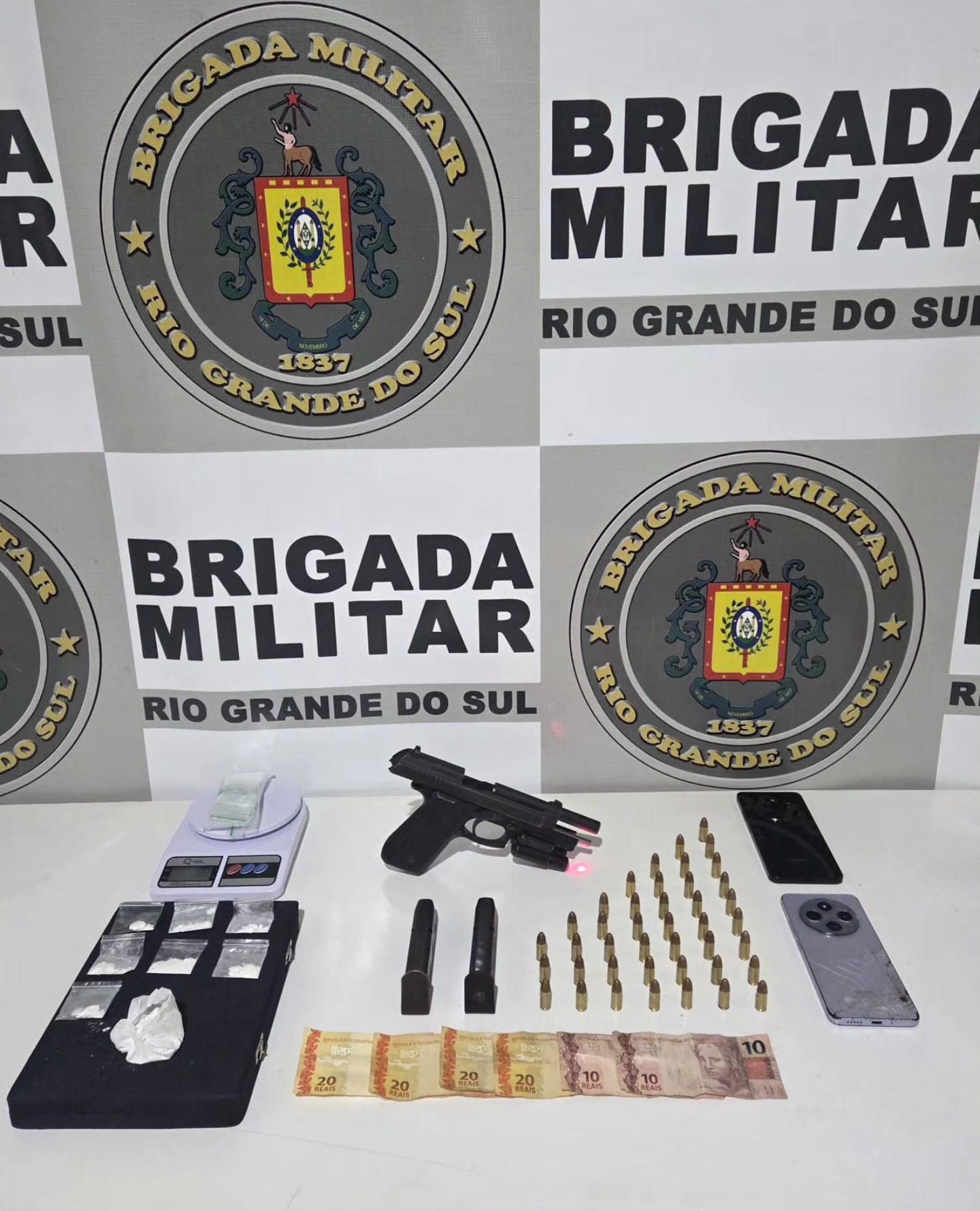 BRIGADA MILITAR PRENDE DOIS HOMENS POR TRÁFICO E PORTE ILEGAL DE ARMA EM GUAPORÉ