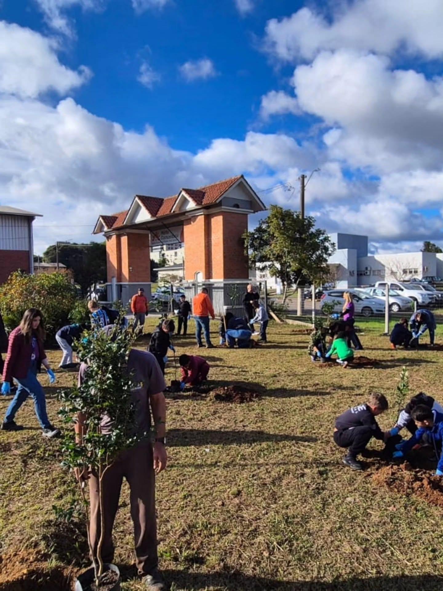 Corsan promove ação ambiental na Horta Comunitária Bruno José Campos, com plantio de árvores e hortaliças