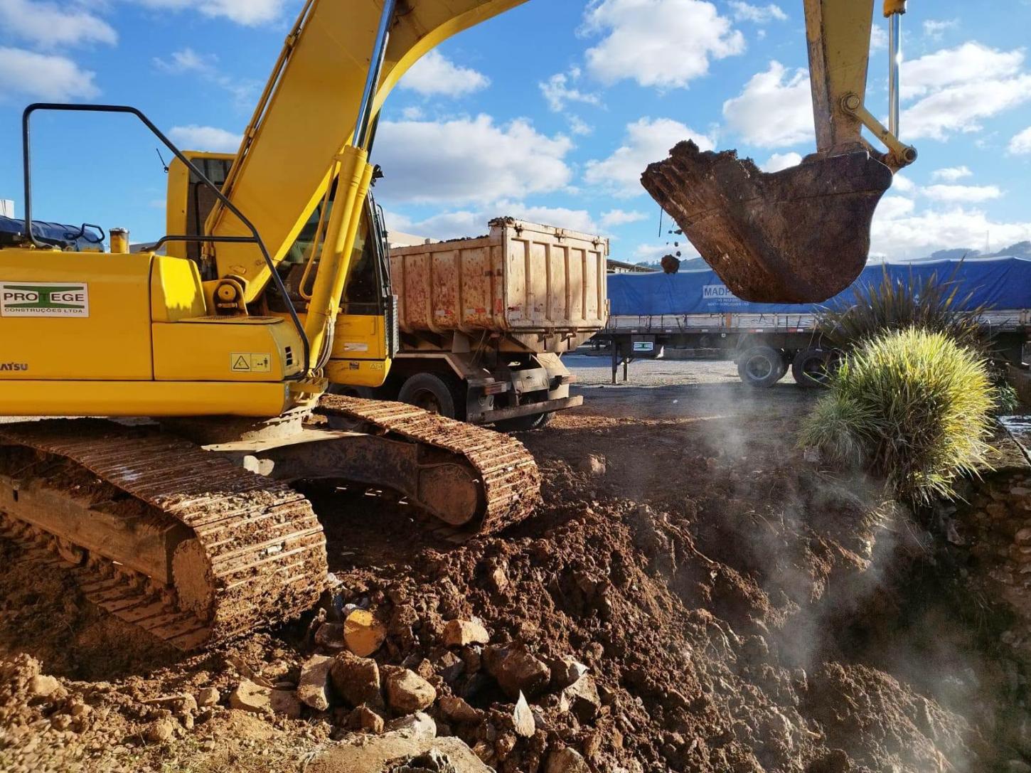 Defesa Civil Municipal e Secretaria de Obras realizam alargamento, aprofundamento e limpeza da calha do Arroio Barracão