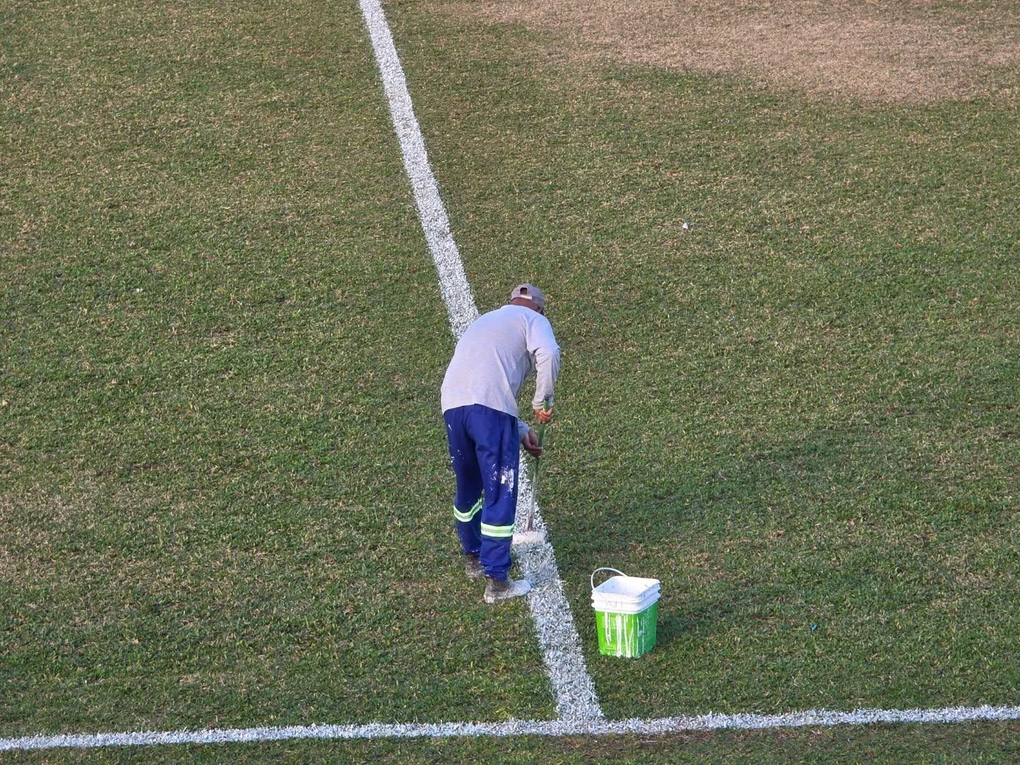 Enquanto os jogadores sonham com o título, alguém trabalha em silêncio para que o espetáculo aconteça