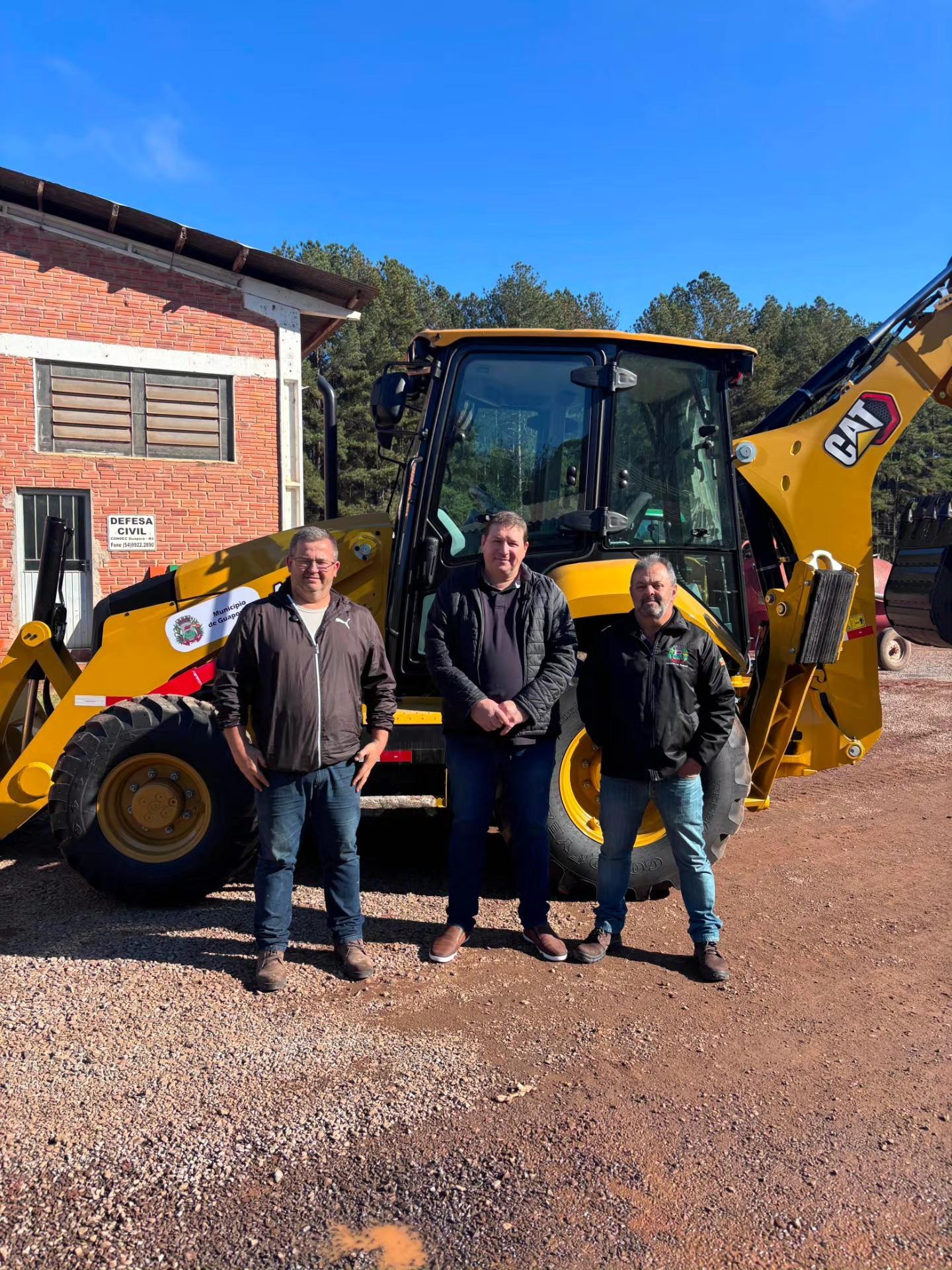 Novo maquinário, da Caterpillar 416, foi adquirido com recursos dos cofres públicos