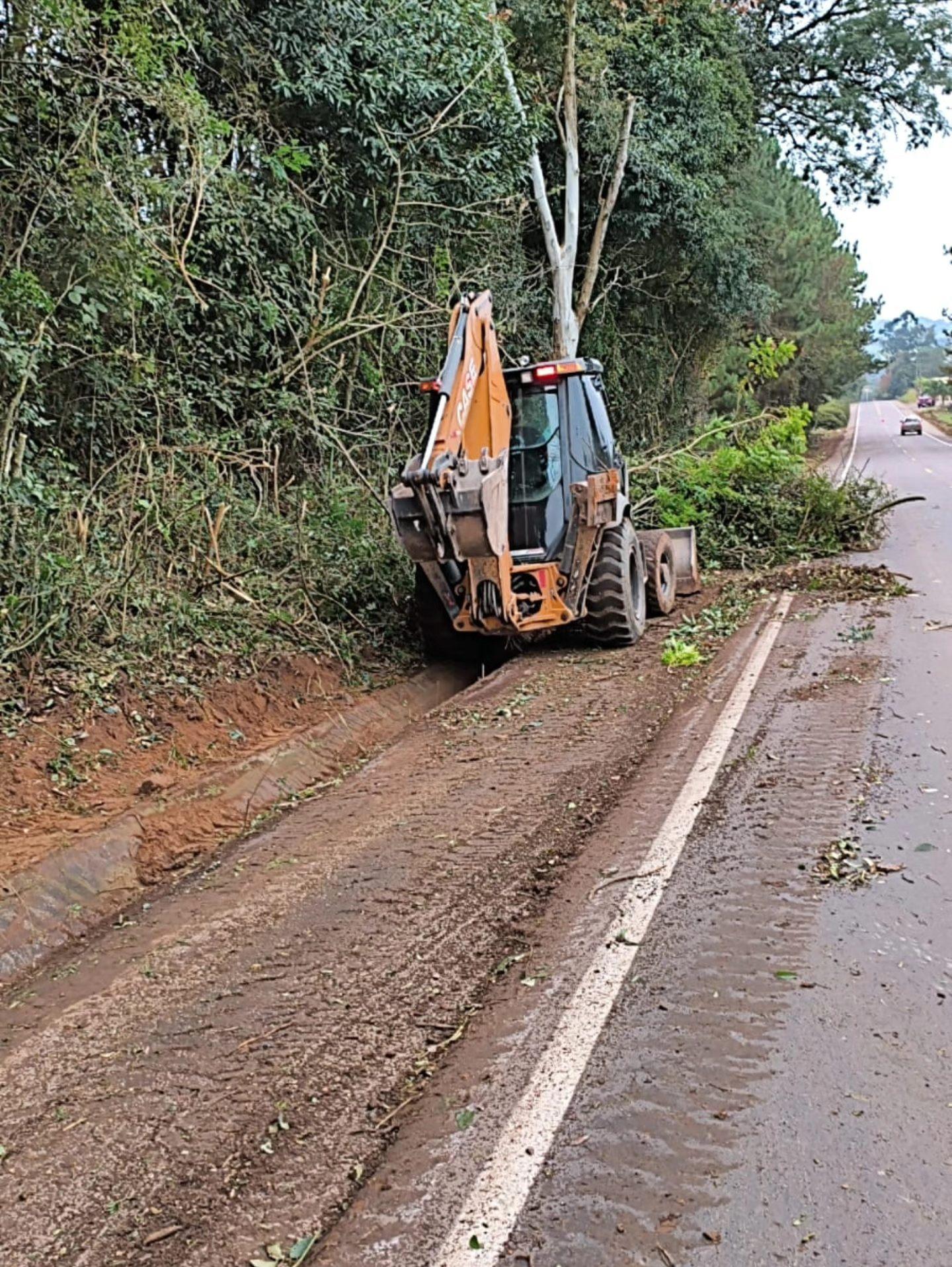 Secretaria de Obras realiza limpeza e poda na ERS-129