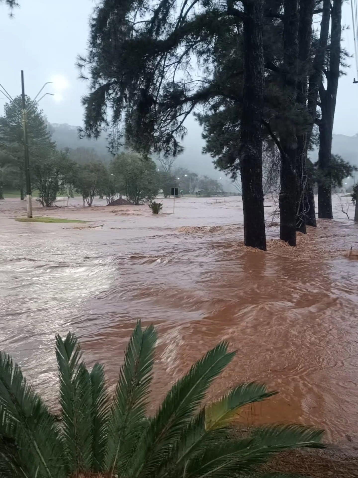 ALERTA: Fortes chuvas provocam alagamentos na Capela São Luís, em União da Serra