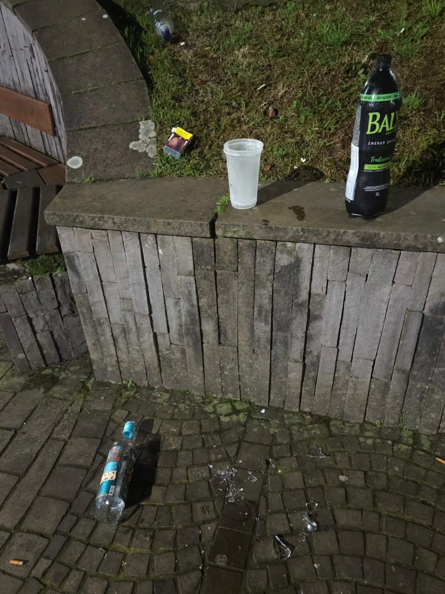 Descaso de algumas pessoas com a limpeza da praça