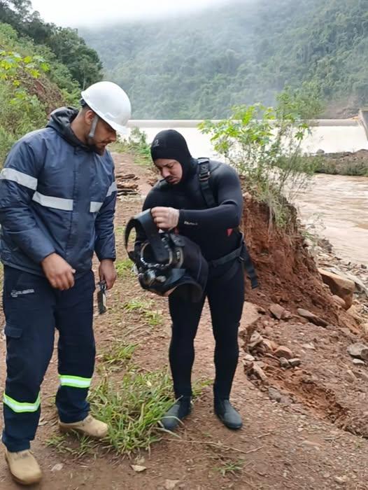 Mergulhadores fazem limpeza na área de captação da Corsan nesta sexta-feira
