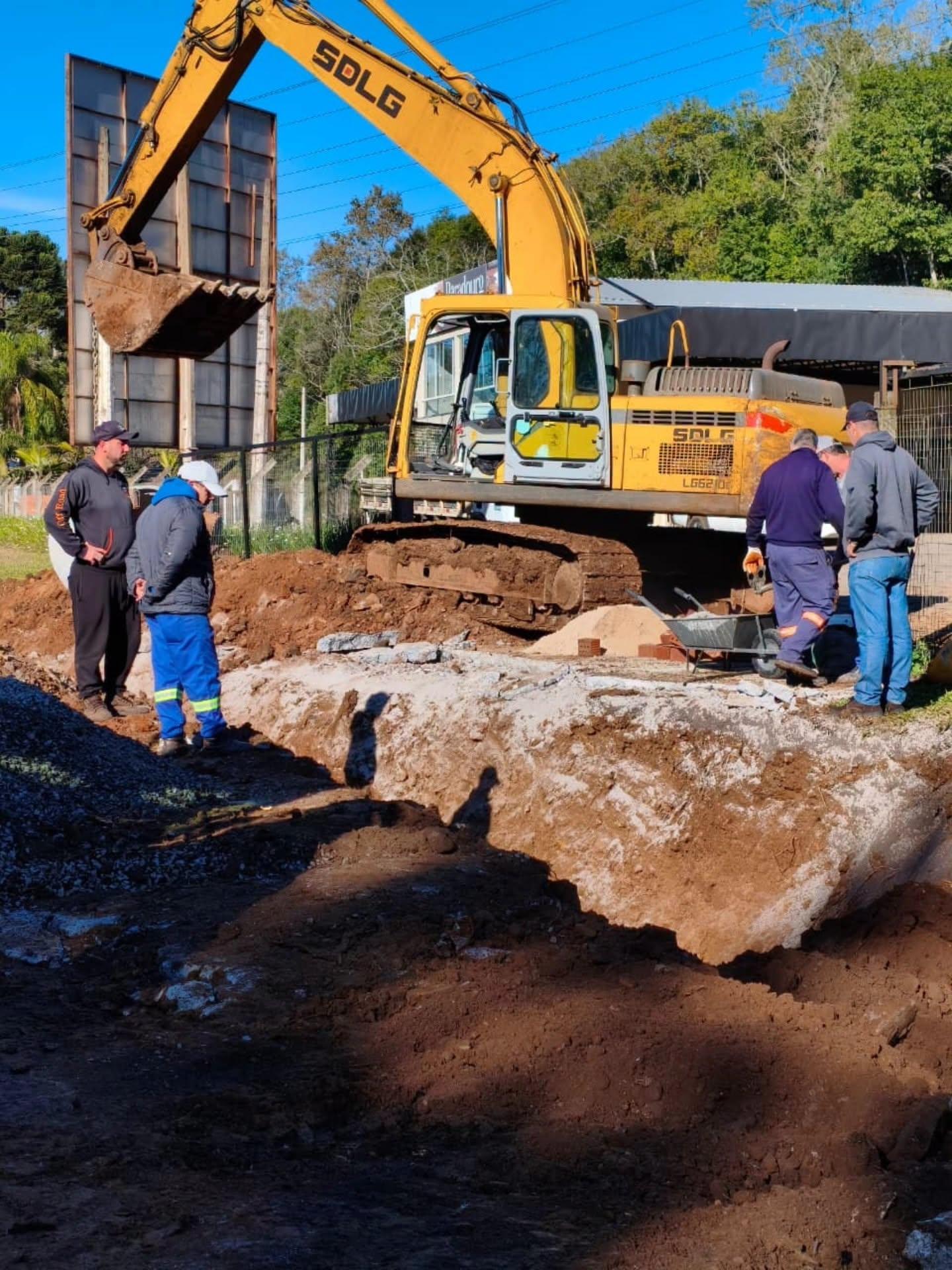 Secretaria de Obras e Viação instala tubulação paralela para drenagem de água pluvial do Morro do Cristo