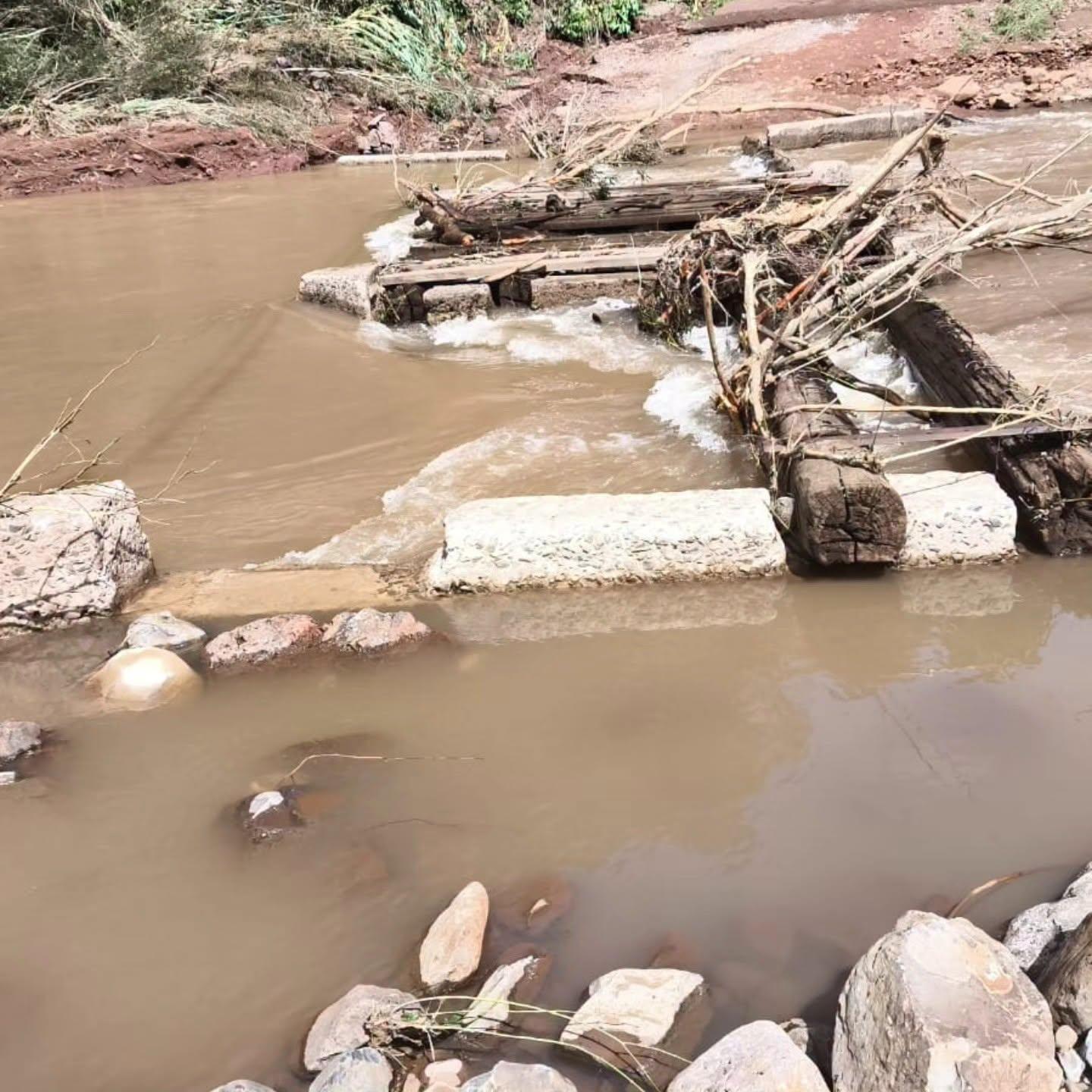 FORÇA DA ÁGUA DESTRÓI PONTE NA LINHA QUINTA